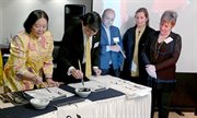 Foreign envoys get lesson in calligraphy 